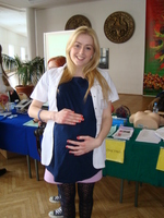 Studentka Kamila Łobocka z fantomem brzucha ciążowego